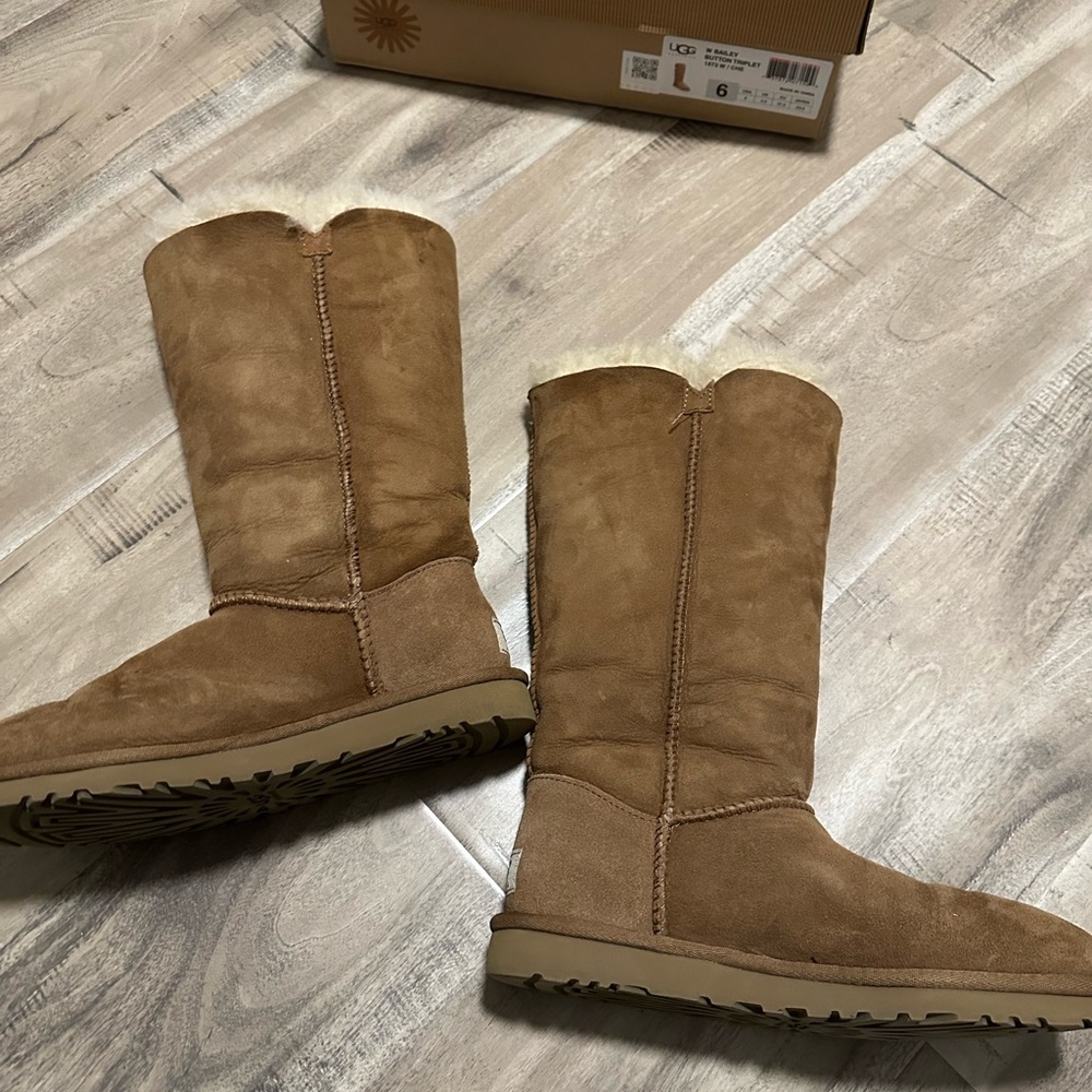 Bailey Button Ugg Size 6 - image 8